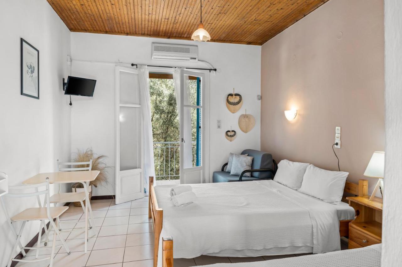 Oceanis Rooms Mikros Gialos Exteriér fotografie